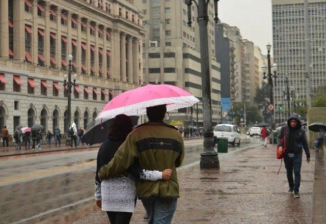 Chuva deixa 45 municípios de SP em atenção por risco de desmoronamento