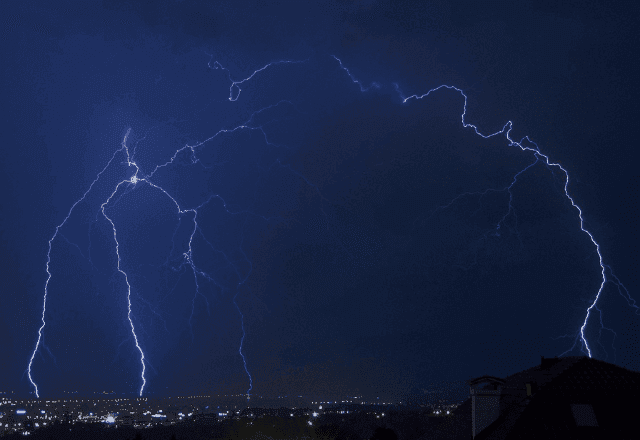 Inmet emite alerta vermelho para chuvas em Minas Gerais, Rio de Janeiro e São Paulo