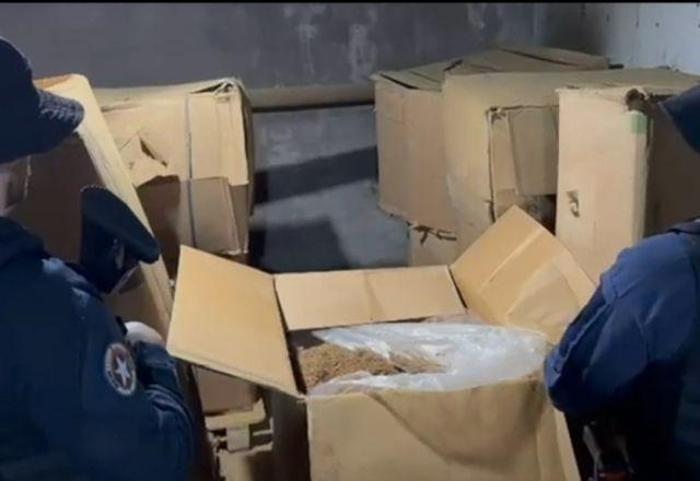 Polícia fecha fábrica clandestina de cigarros e prende cinco pessoas no Rio Grande do Sul