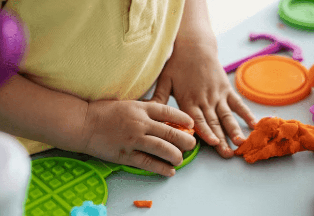 Pobreza pode atrasar o desenvolvimento motor de bebês, aponta estudo