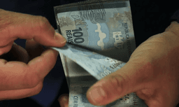 Imagem da notícia Mudanças no abono salarial PIS/Pasep: quem tem direito ao benefício e como consultar | Divulgação/José Cruz/Agência Brasil
