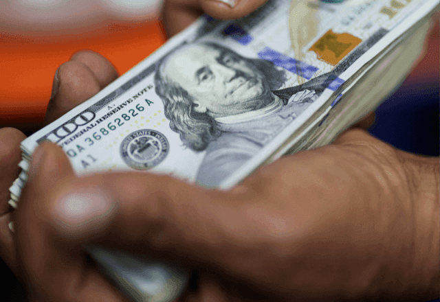 Dólar sobe e fecha a R$ 5,13 após sequência de quedas