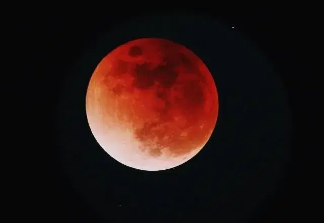 Eclipse lunar total ocorre neste domingo (7); saiba como assistir ao fenômeno