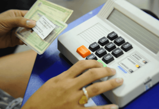 Mais de 800 mil brasileiros no exterior podem votar em 2026; veja como tirar ou regularizar o título