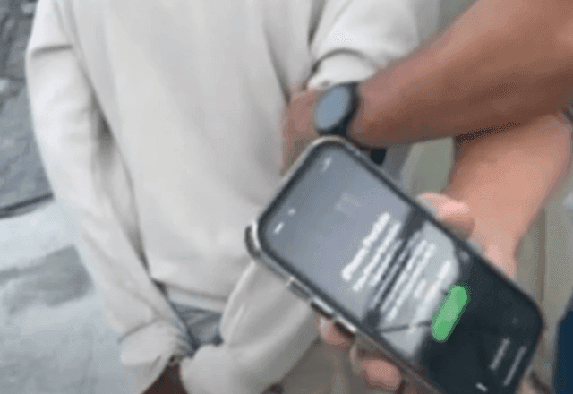 Motorista de aplicativo é preso após cobrar resgate de celular esquecido no carro
