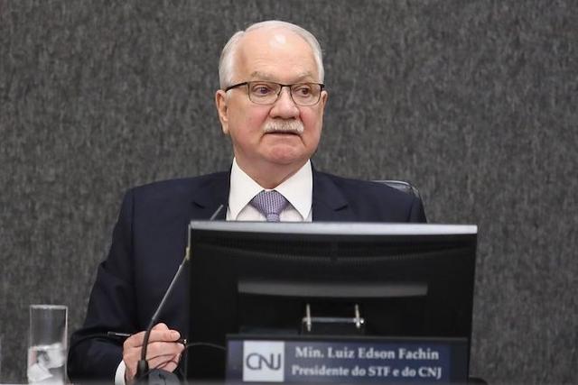 Fachin critica “ambição desmedida” no Judiciário e idolatria na defesa das instituições