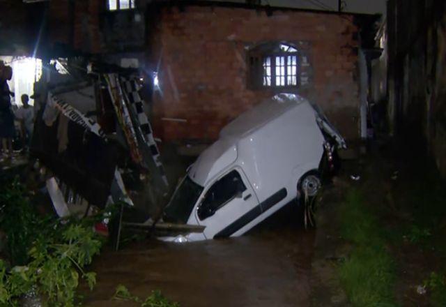 Homem desaparece após ter carro arrastado por enchente em Guarulhos (SP)
