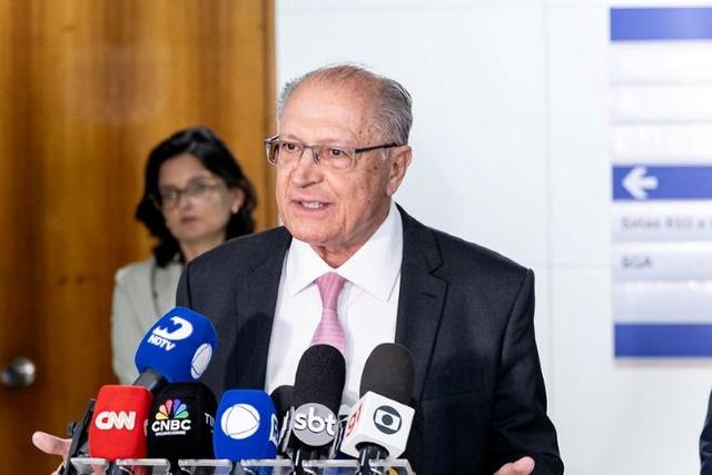 Brasil dará explicações para investigação dos EUA, mas prioridade é resolver tarifa, diz Alckmin