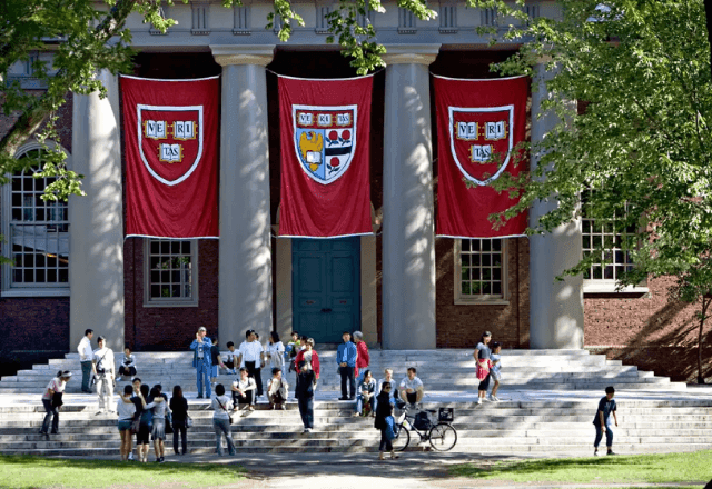 Justiça suspende decisão de Trump que proíbe matrículas de estrangeiros em Harvard 