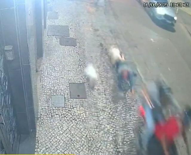 Vídeo: idosa é arrastada em tentativa de assalto no Rio