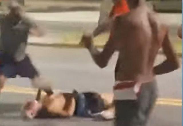No litoral paulista, idoso é agredido por dupla em Porsche após pedir fim de barulho