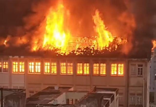 Incêndio de grandes proporções atinge Colégio Marista em Santa Maria (RS)