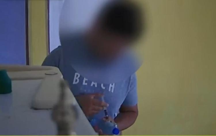 Homem é flagrado injetando veneno em garrafa de água da ex-mulher