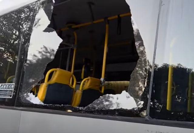 Ataques a ônibus deixam uma criança ferida e 15 coletivos depredados na Grande SP