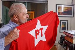 Imagem da notícia O presidente Lula com a bandeira do PT | Ricardo Stuckert/PR