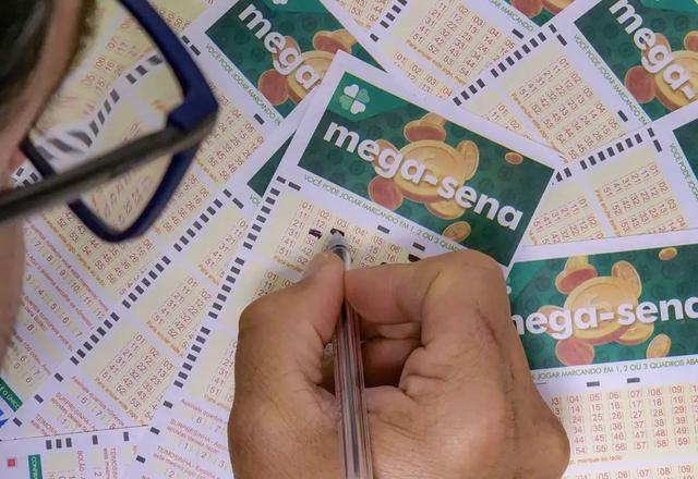 Mega-Sena acumula e chega a R$ 14 milhões; veja números sorteados