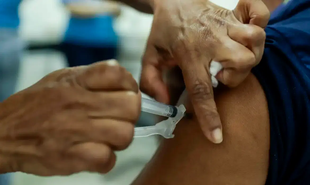 Casos de síndrome respiratória grave causados por Covid-19 voltam a crescer no Brasil