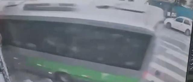 Veja momento em que micro-ônibus perde controle, invade comércio e deixa pelo menos 5 feridos em SP