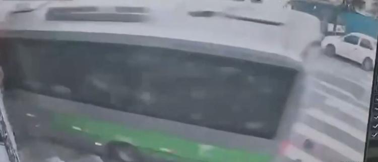 Veja momento em que micro-ônibus perde controle, invade comércio e deixa pelo menos 5 feridos em SP