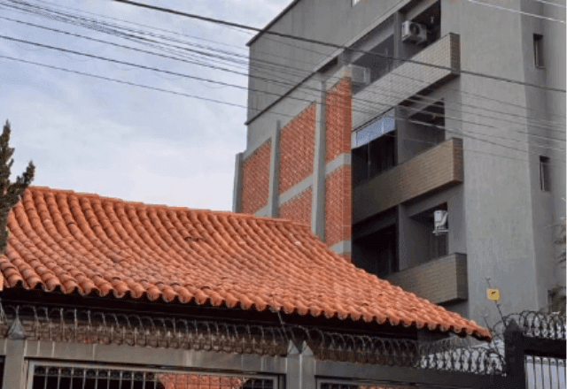 Morador constrói muro de 13 metros em MG para garantir privacidade e viraliza nas redes