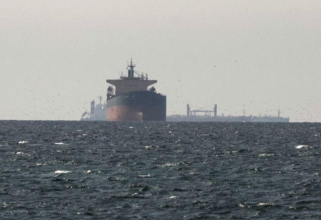 Irã diz ter atingido navio de guerra americano no Estreito de Ormuz; EUA negam