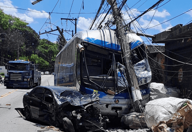 Em SP, motorista passa mal e ônibus desgovernado colide com 6 carros e 2 postes