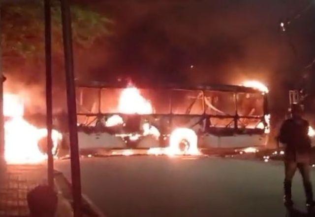 Ônibus é incendiado durante reintegração de posse na zona sul de São Paulo