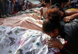 Imagem da notícia Moradores retiraram mais de 60 corpos de mata após operação policial mais letal da história do Rio de Janeiro | Reuters/Ricardo Moraes
