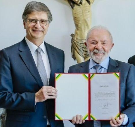 Lula assina recondução de Paulo Gonet à PGR e defende atuação “com independência para agir sem medo”