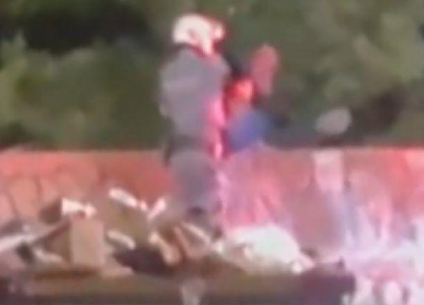 Exclusivo: Câmeras corporais desmentem PMs sobre homem arremessado de ponte em SP