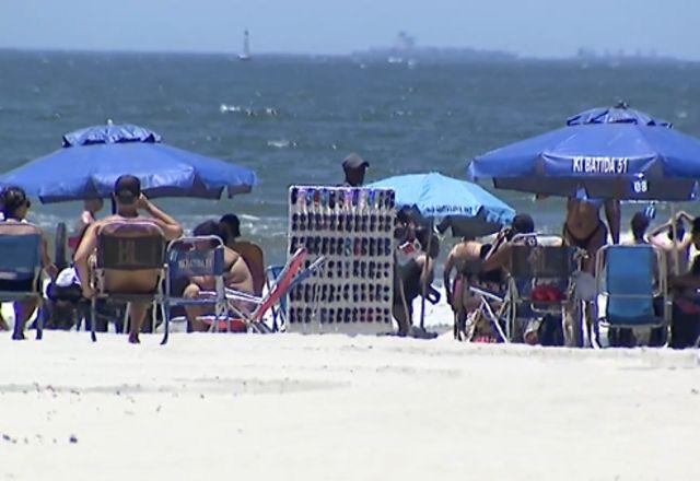 Verão chega com praias cheias e reforço policial no litoral paulista