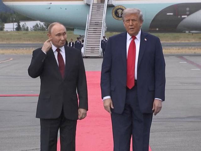 Vídeo: Putin é questionado se vai parar de matar civis ao chegar no Alasca para encontro com Trump 
