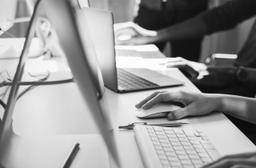 Imagem da notícia A área de Tecnologia da Informação (TI) tem atraído trabalhadores em busca de melhores salários | PXhere / Reprodução