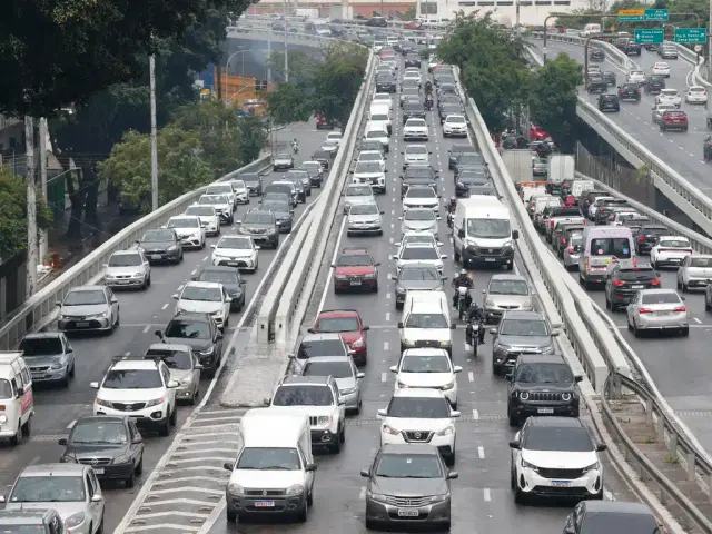 Com 1.059 km de congestionamento, São Paulo tem manhã com recorde de trânsito