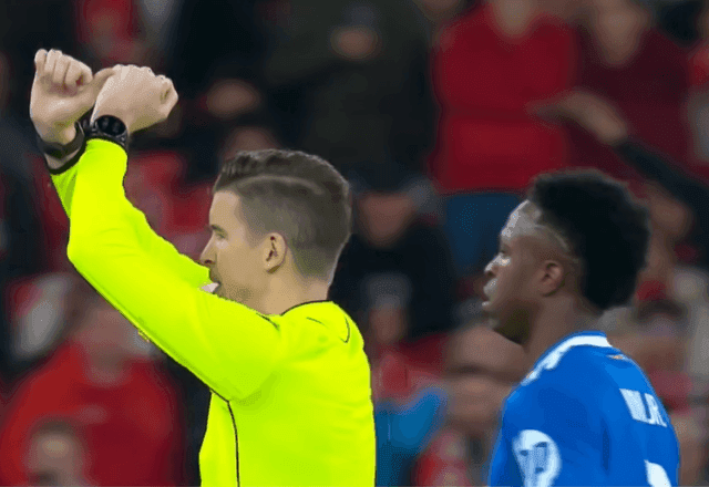 Uefa abre investigação após denúncia de racismo feita por Vini Jr. em jogo da Champions League