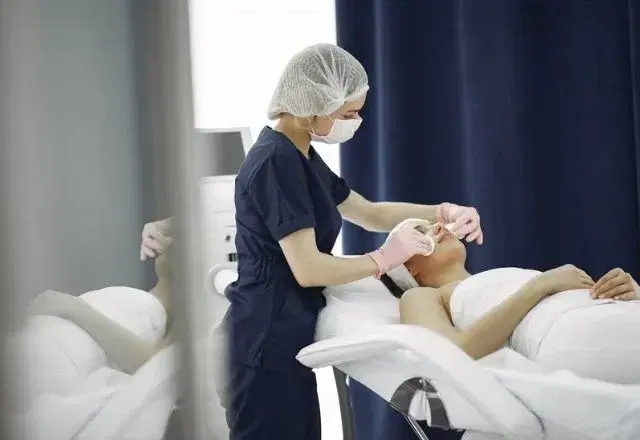 Idosa morre após lifting facial e lipo de pescoço com dentista; entenda procedimentos