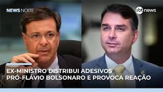Ex-ministro distribui adesivos pró-Flávio Bolsonaro para 2026 e provoca reação | #NewsNoite Ex-ministro distribui adesivos pró-Flávio Bolsonaro para 2026 e provoca reação | #NewsNoite