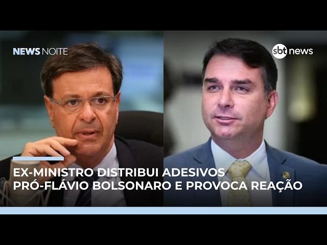 Ex-ministro distribui adesivos pró-Flávio Bolsonaro para 2026 e provoca reação | #NewsNoite Ex-ministro distribui adesivos pró-Flávio Bolsonaro para 2026 e provoca reação | #NewsNoite