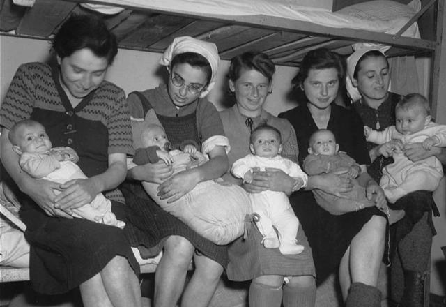 Exposição no Senado homenageia bebês sobreviventes de campo de concentração nazista