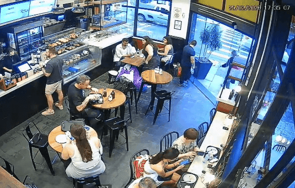 Câmera flagra mulher sendo furtada em cafeteria na Oscar Freire, área nobre de São Paulo