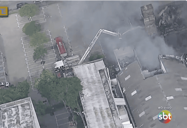 Incêndio em fábrica no Brás mobiliza bombeiros desde o sábado