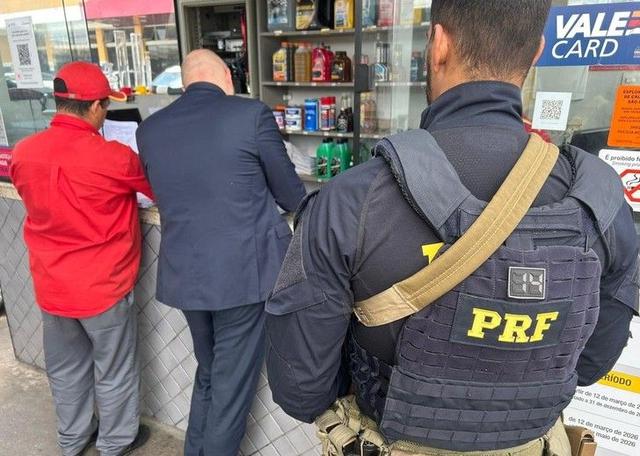 PRF e Ministério da Justiça fiscalizam suspeita de preços abusivos de combustíveis em rodovias de SP