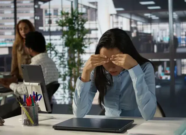 Trabalhadores com ansiedade e burnout podem ter direito a pensão vitalícia a partir de maio; veja regras