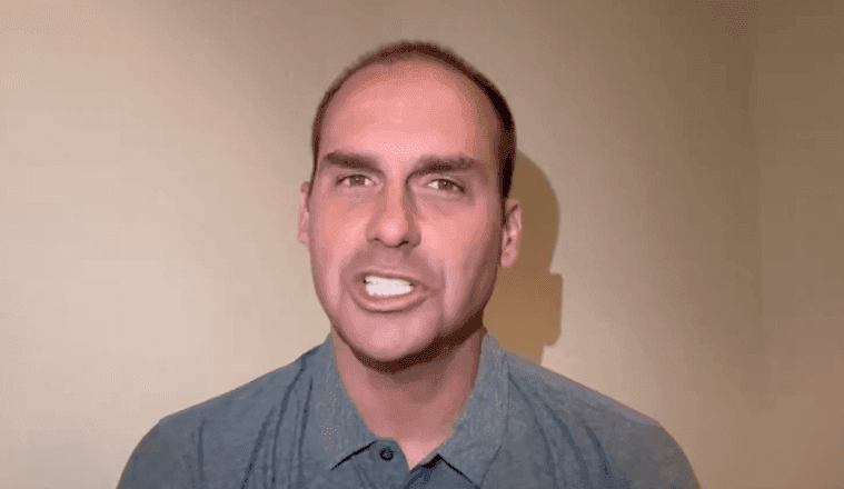Eduardo Bolsonaro admite ter sido produtor-executivo de filme para segurar diretor de Hollywood Eduardo Bolsonaro admite ter sido produtor-executivo de filme para segurar diretor de Hollywood