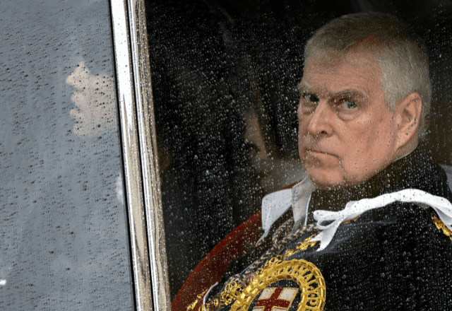 Governo britânico diz à BBC que estuda remover ex-príncipe Andrew da linha de sucessão real