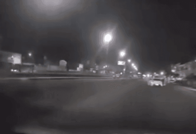 Assaltantes cercam e atiram em carro de motorista de aplicativo no RJ