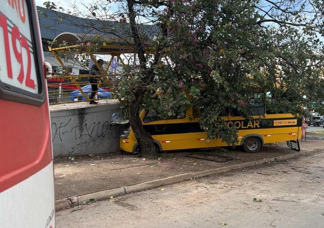 Ônibus escolar bate em árvore e deixa feridos no DF; 16 pessoas foram encaminhadas a hospitais