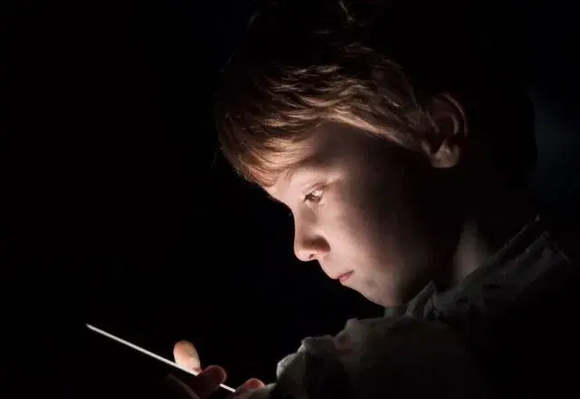 Deputados do Reino Unido rejeitam proibição de redes sociais para menores de 16 anos