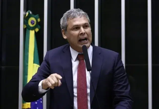 Lindbergh diz que vai recorrer ao STF para anular PL da Dosimetria