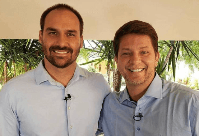 Eduardo Bolsonaro e Mário Frias estão no Oriente Médio em meio a crise de Flávio e Vorcaro